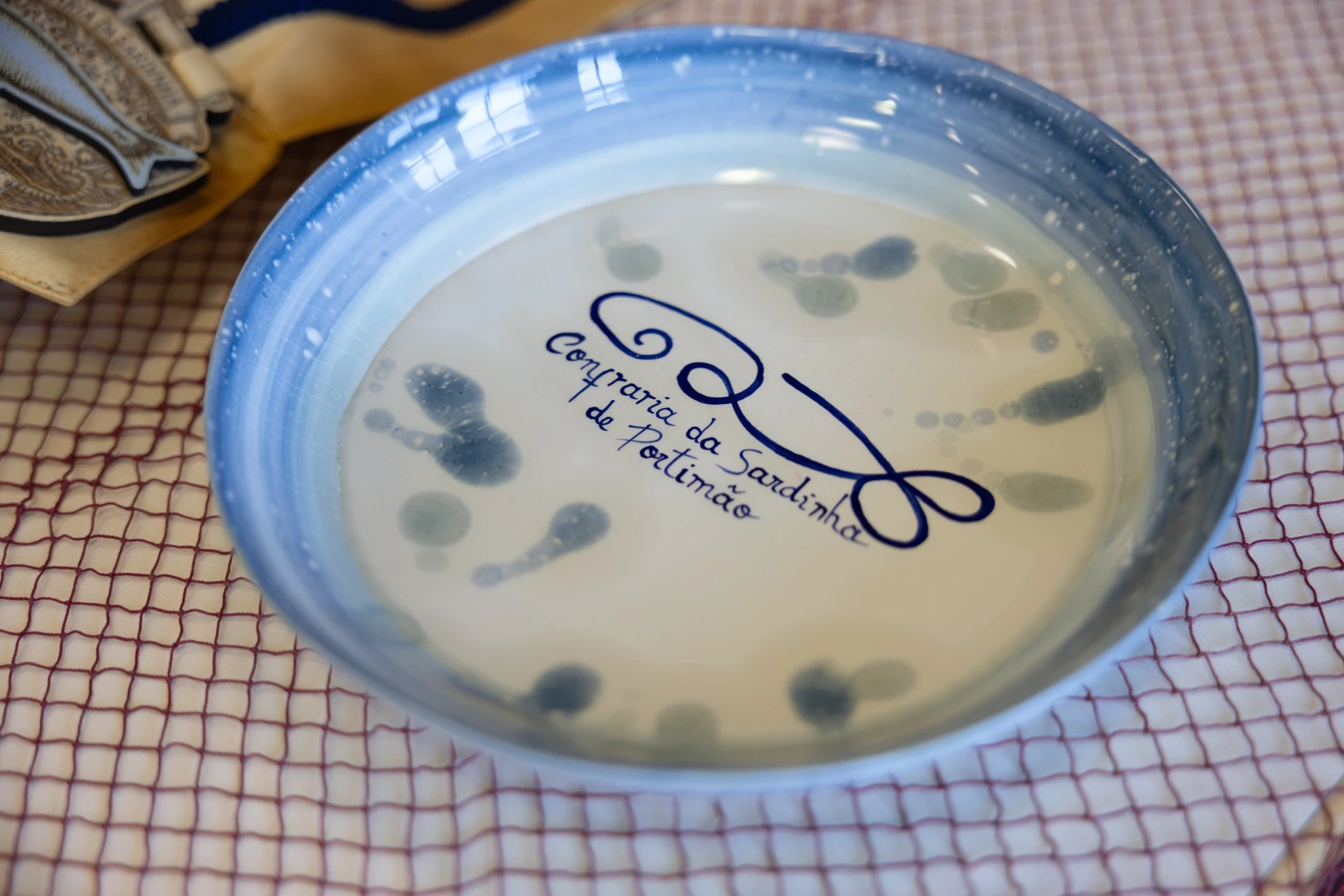 Prato com símbolo da Confraria da Sardinha de Portimão